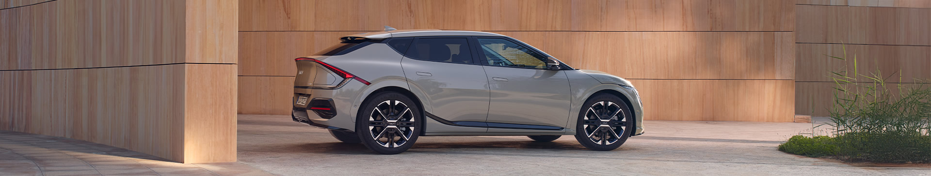 Kia Service, grauer EV6 vor Hauswand