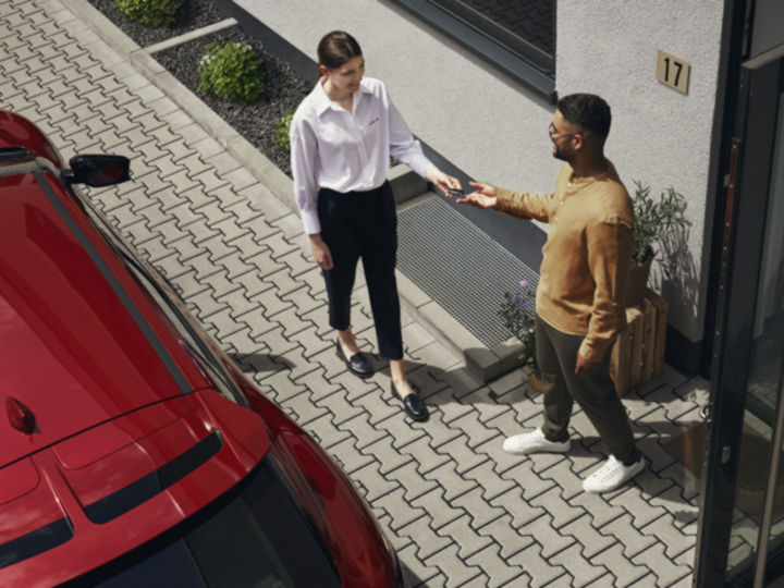 Conseiller de service qui polit le « nez de tigre » Kia 