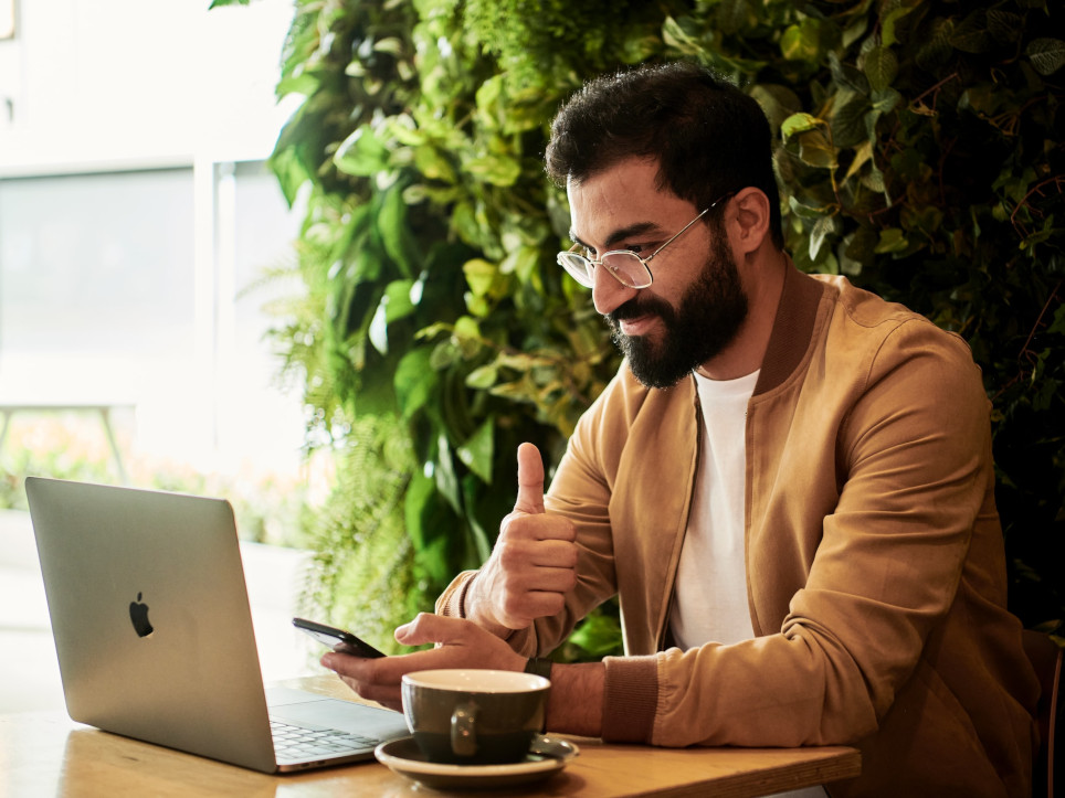 Kia Online-Beratung, Mann vor Laptop, Daumen hoch