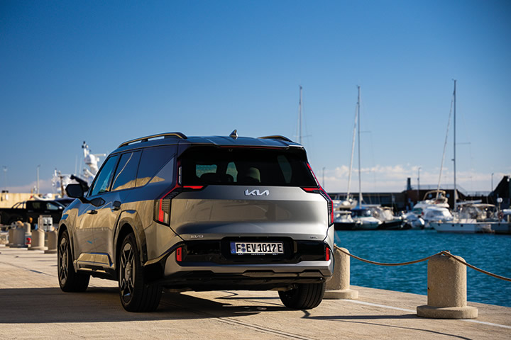 Kia EV9 mit Hafen im Hintergrund