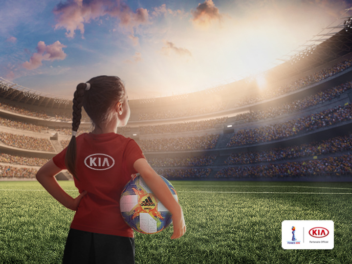 Fille qui regarde le stade sur le terrain de foot