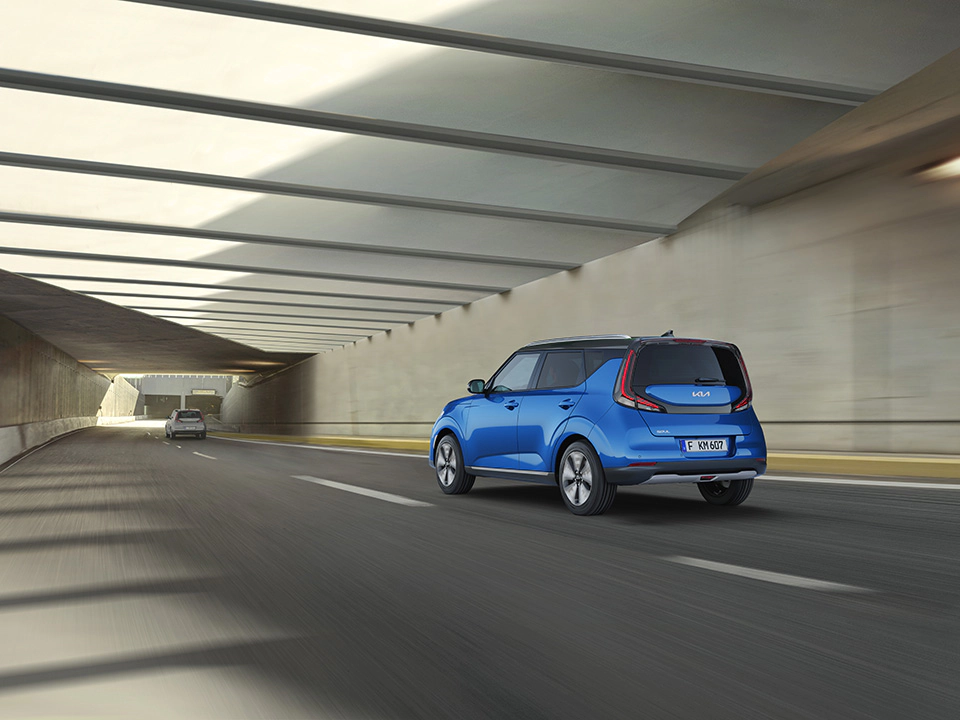 e-soul avec assistance active à la conduite sur autoroute