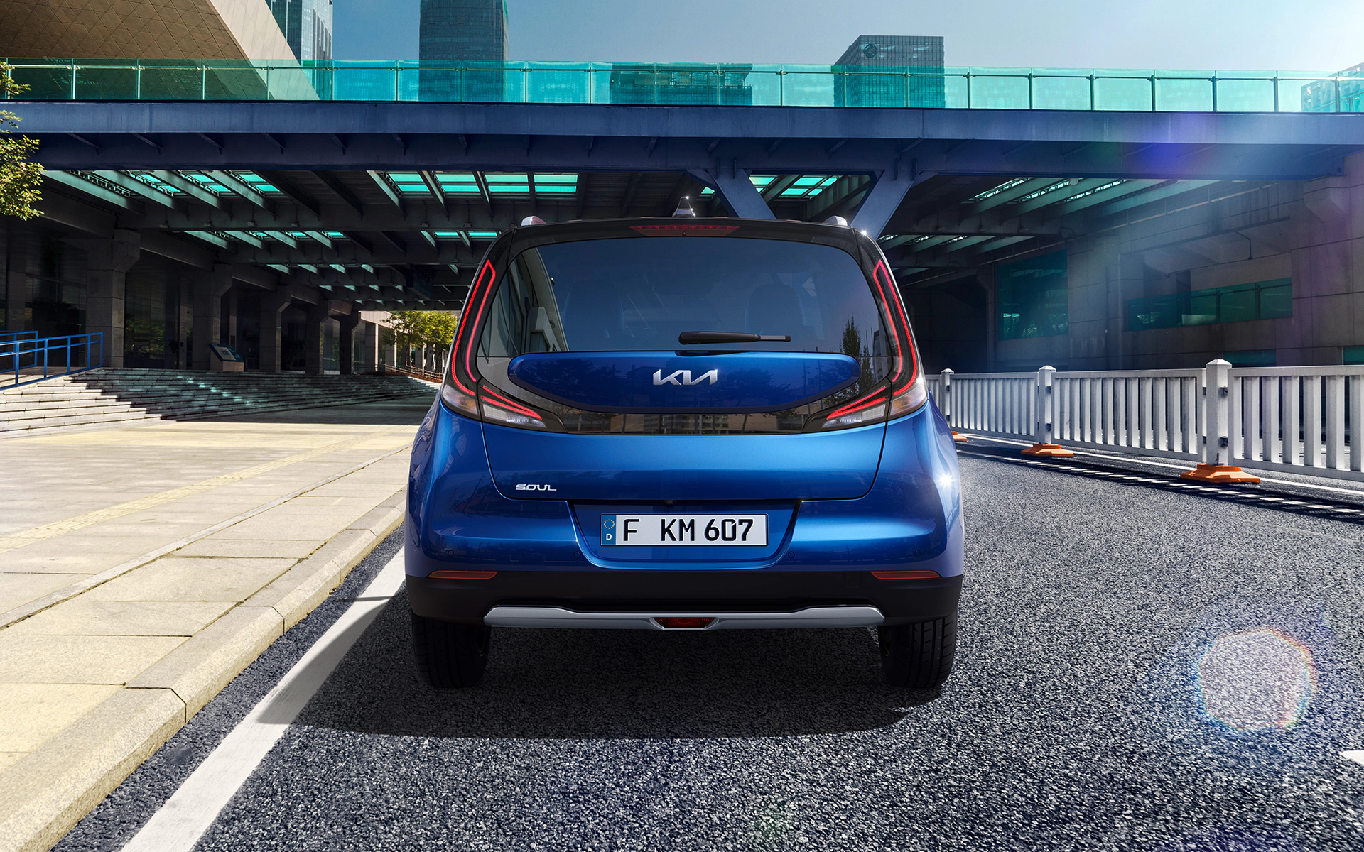 Vue arrière du Kia e-Soul circulant en milieu urbain