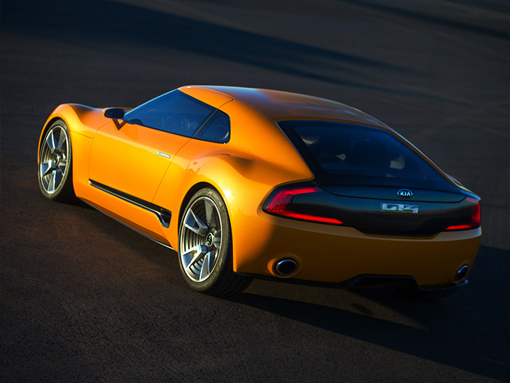 GT4 Stinger takaa