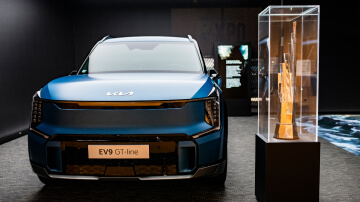 Kia EV9 with Official League of Legends EMEA Championship (LEC) Trophy