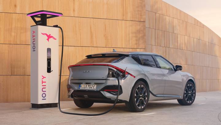 Ein Kia EV6 verbunden mit einer  ultraschnellen Ionity -Ladestation.
