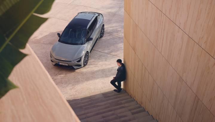 Ein Mann steht neben dem Kia EV6
