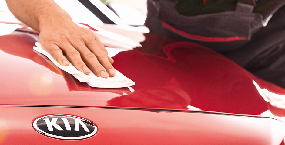 Kia service representative handing over keys to customer