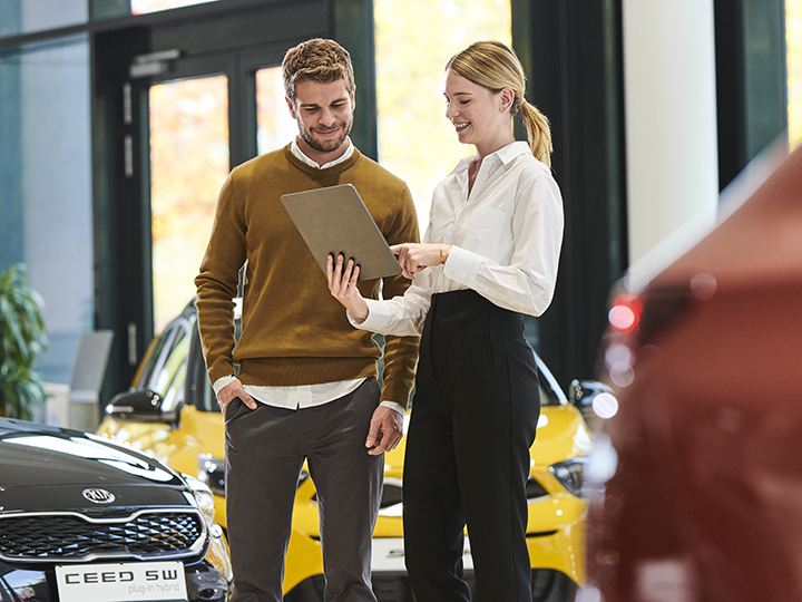 Kia service representative handing over keys to customer