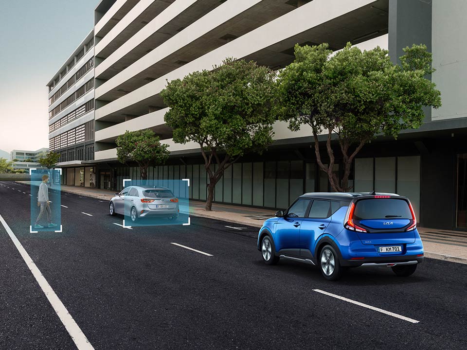 Kia e-Soul Forward Collision-Avoidance Assist with Pedestrian/Cyclist Protection