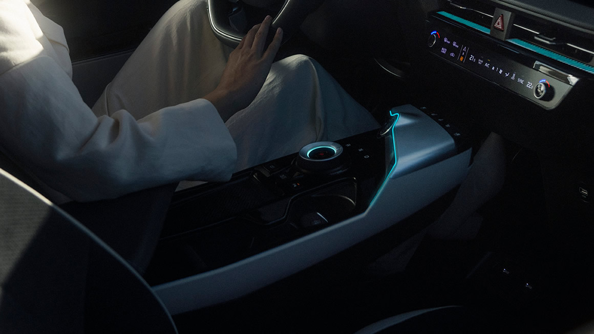 Console centrale flottante con vani e caricabatteria wireless per smartphone