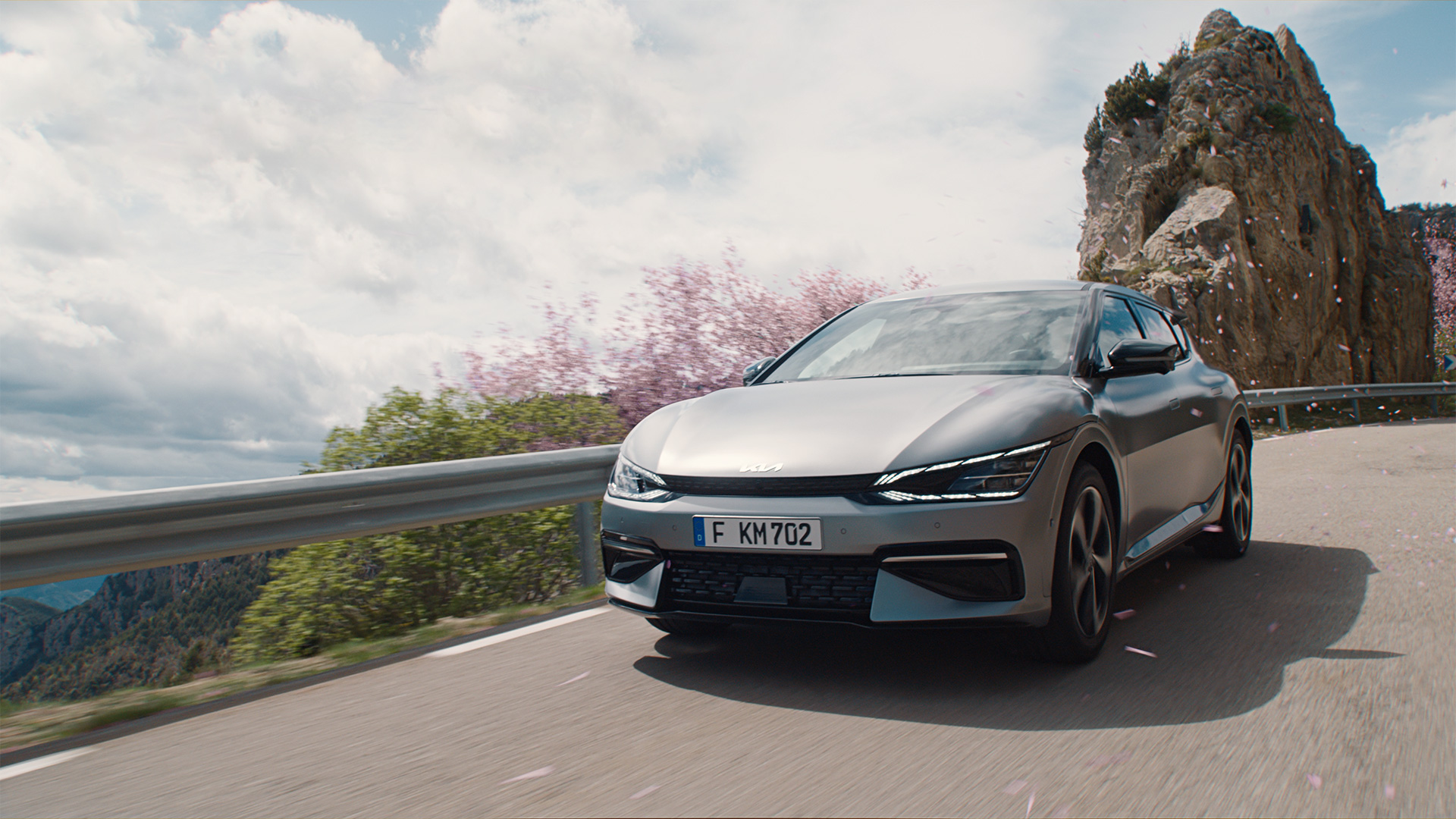 Vidéo Kia EV6 traversant le paysage sous une pluie de pétales de fleurs