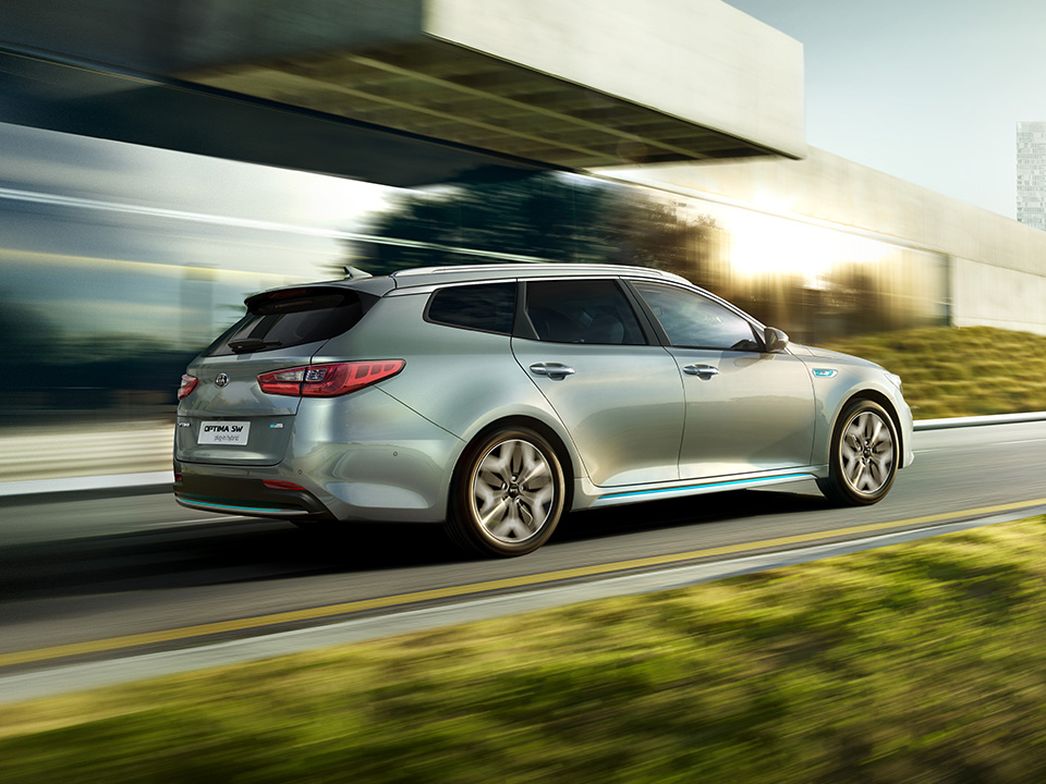 Kia Optima Sportswagon Plug-in Hybrid driving