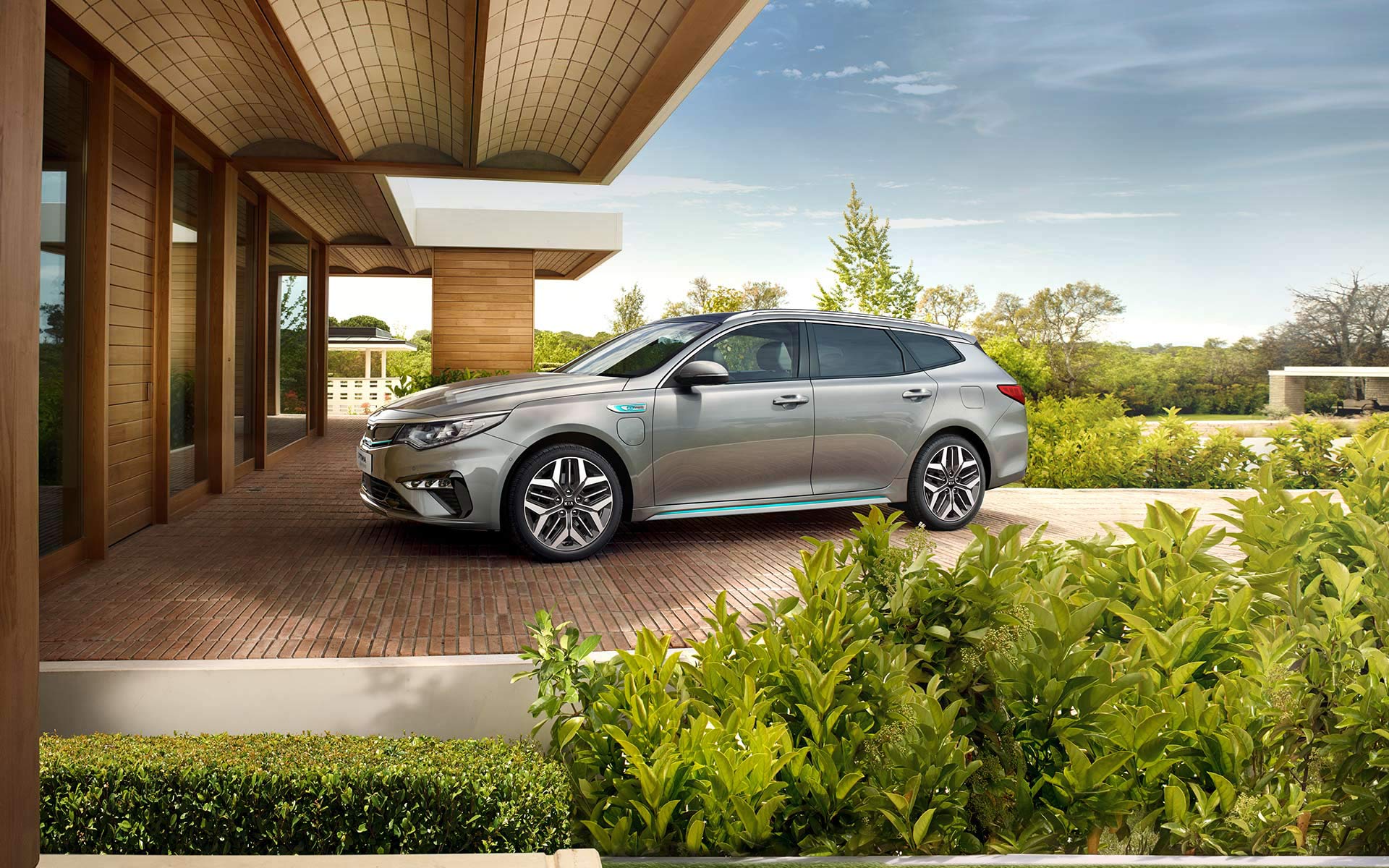 Kia Optima Sportswagon Plug-in Hybrid exterior