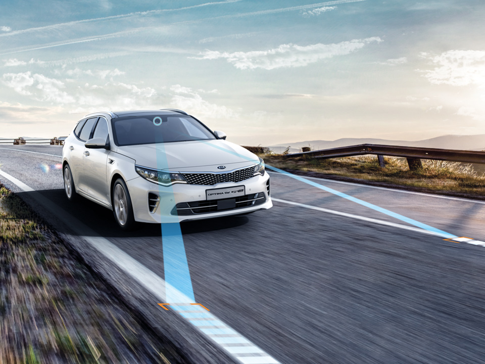 Kia Optima Sportswagon Plug-in Hybrid - Allarme e correzione automatica guida fuori corsia