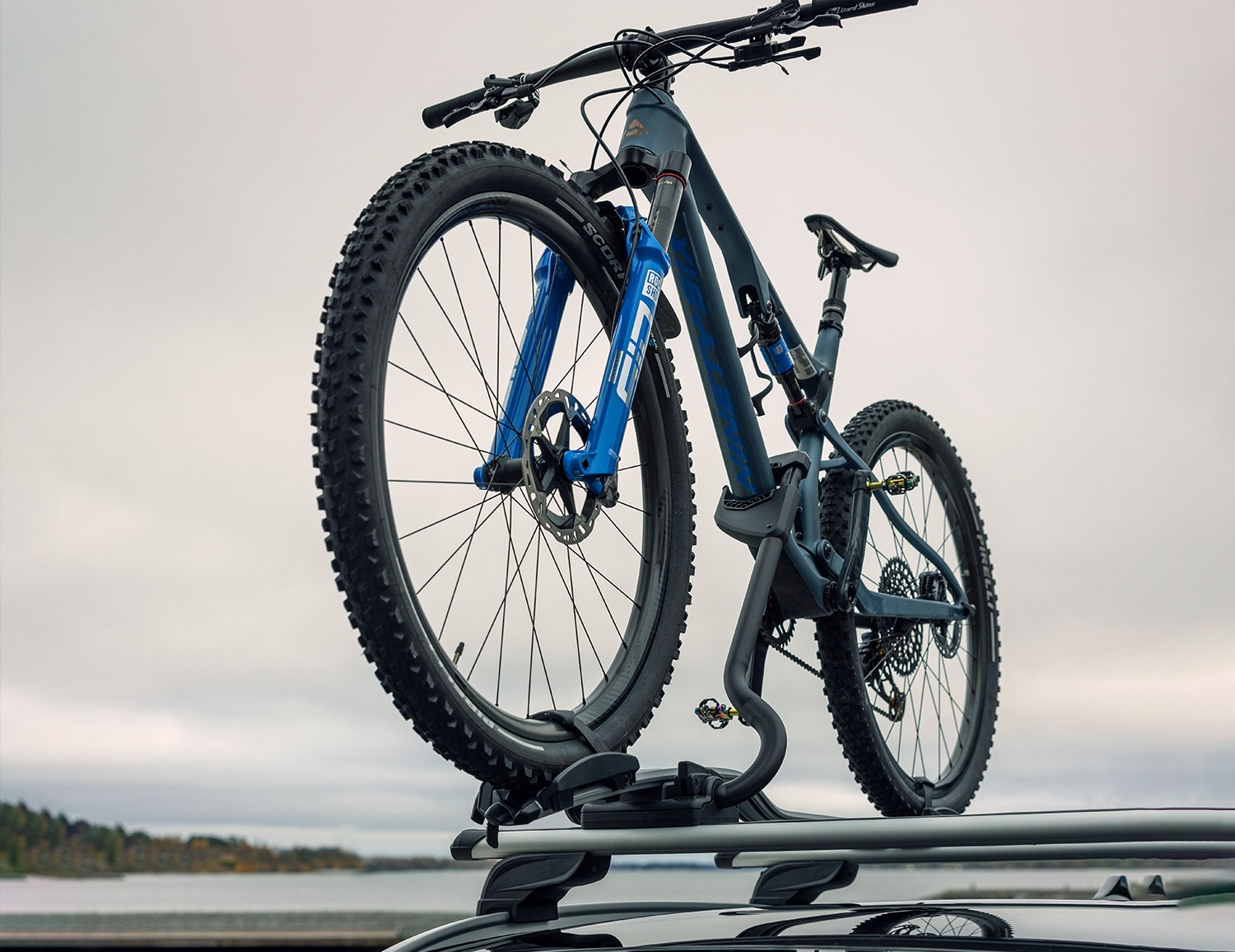 Lasthållare och takmonterad cykelhållare