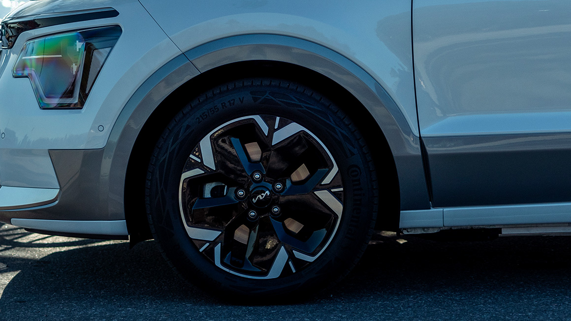 Kia Niro dynamic alloy wheels.