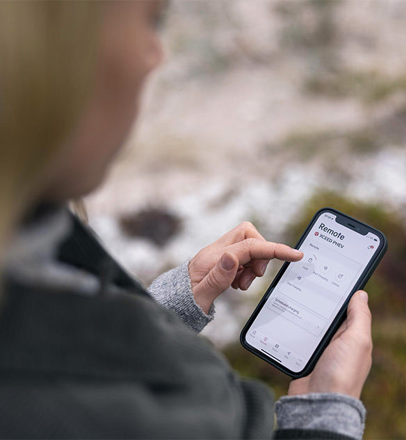 Nya Kia Niro EV står på en parkering vid vattnet i skymningen.