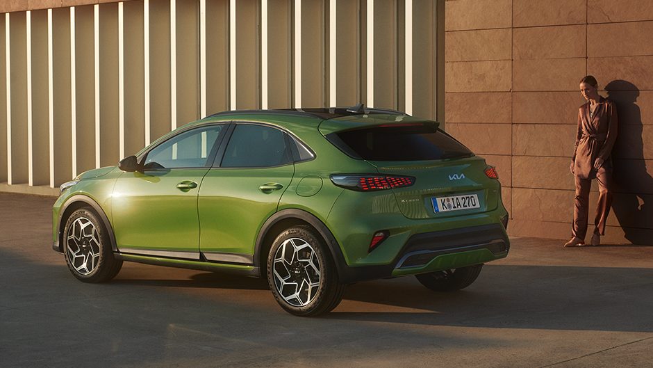 Kia ceed in green, side view